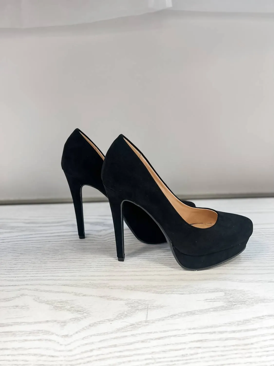 Women's Wow Micro Suede Pumps In Black